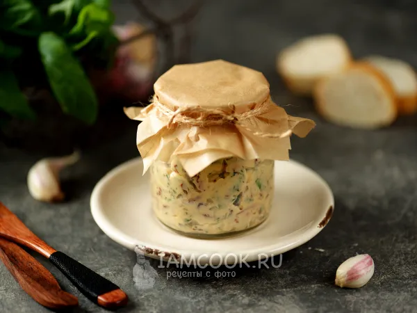 Фото готового блюда: Ароматное сливочное масло с базиликом и вялеными помидорами