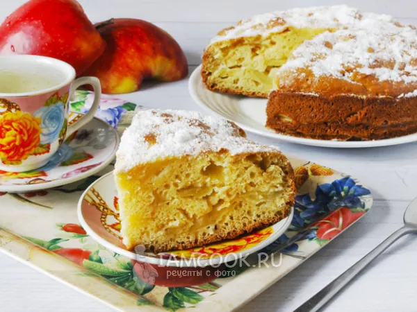 Фото готового блюда: Шарлотка со сгущенкой и яблоками