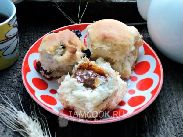 Фото готового блюда: Булочки с изюмом и сгущенкой