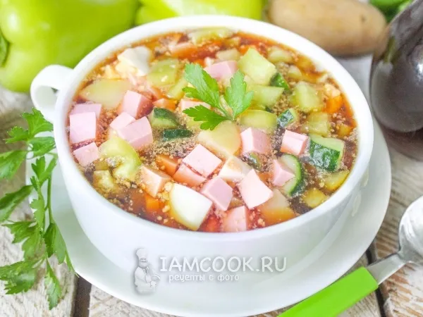 Фото готового блюда: Окрошка на квасе с колбасой и болгарским перцем