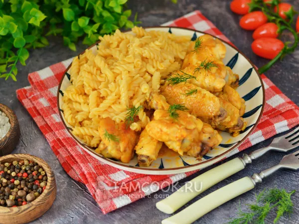 Фото блюда: Макароны с куриными крылышками на сковороде
