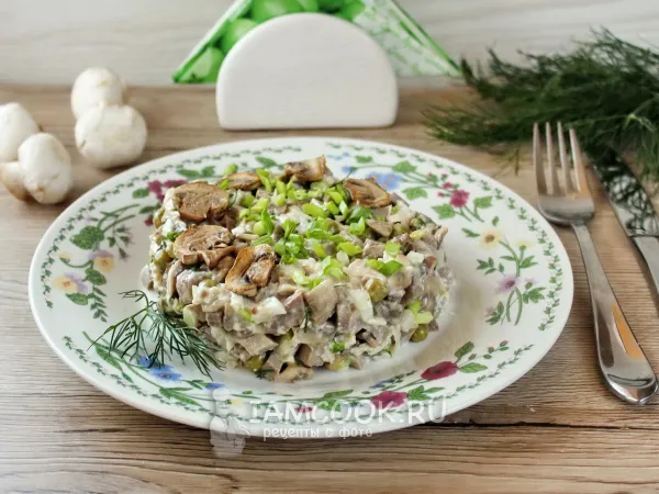 Фото готового блюда: Салат с языком, курицей и грибами