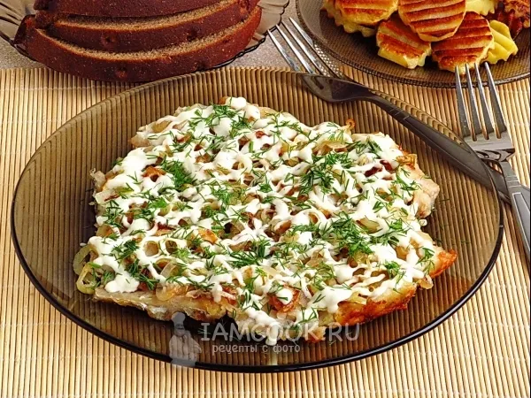 Фото блюда: Минтай с жареным луком под майонезом