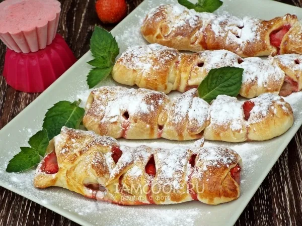 Фото готового блюда: Слойки с клубникой и бананом