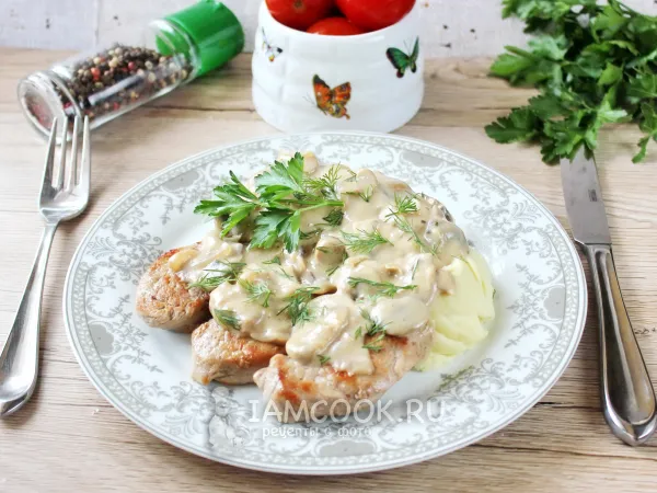 Фото готового блюда: Медальоны из свиной вырезки с грибным соусом