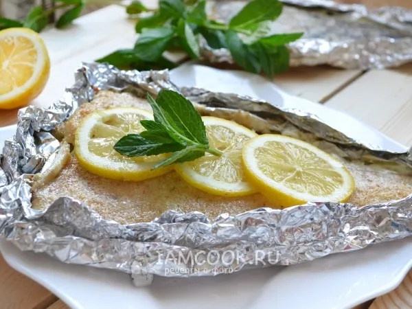 Фото готового блюда: Камбала в духовке в фольге