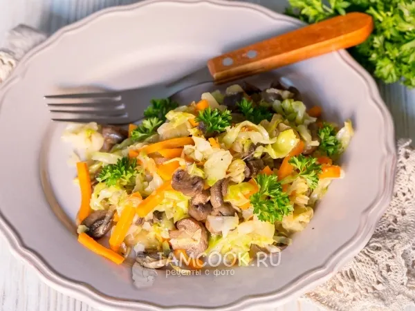 Фото готового блюда: Запеченная капуста с жареными грибами