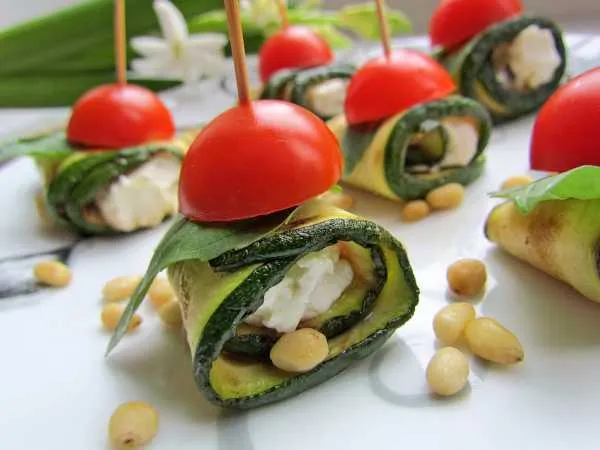 Фото блюда: Рулетики из цукини с творожной начинкой