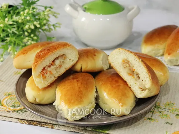 Фото готового блюда: Пирожки с квашеной капустой в духовке