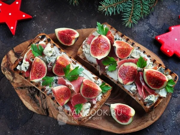 Фото блюда: Гренки с хамоном, инжиром и двумя видами сыра