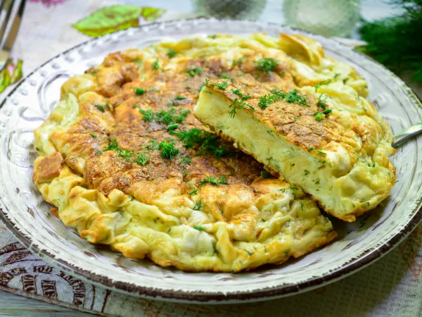 Фото готового блюда: Яичница (омлет) с резаным лавашом на сковороде