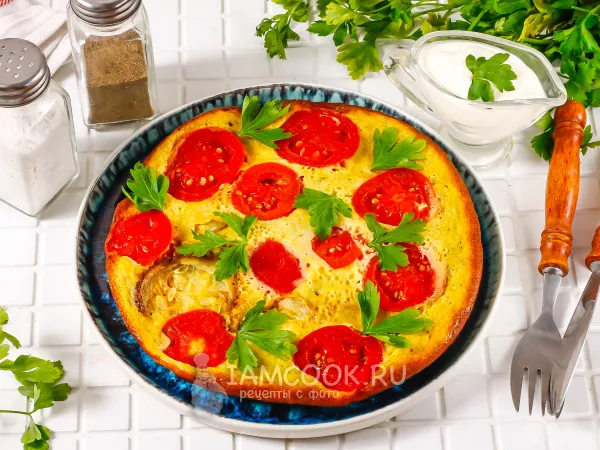 Фото готового блюда: Кабачковый пирог с помидорами на сковороде