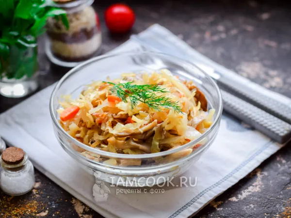 Фото готового блюда: Тушеная капуста с грибами в казане