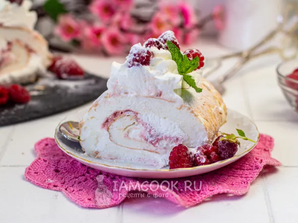 Фото готового блюда: Меренговый рулет с вареньем (малиновым)