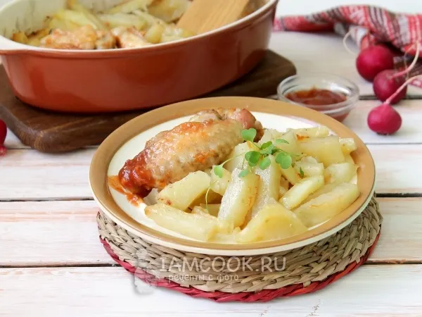 Фото готового блюда: Куриные крылышки с картошкой