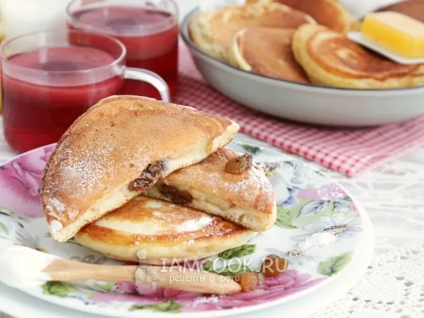 Фото готового блюда: Оладьи с яблочными кольцами и изюмом