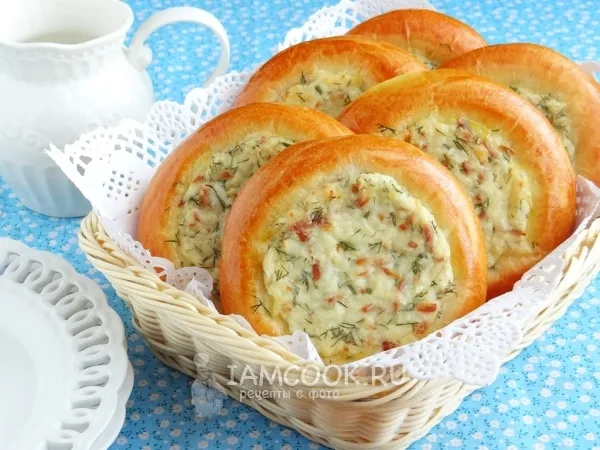 Фото готового блюда: Ватрушки с копченым сыром и укропом