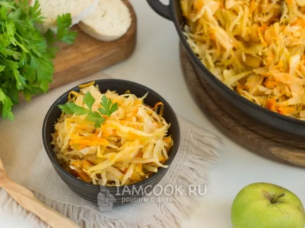 Фото готового блюда: Тушёная капуста с яблоками и тмином