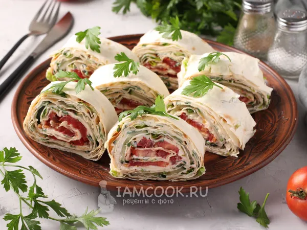 Фото готового блюда: Рулет из лаваша с помидорами и огурцами