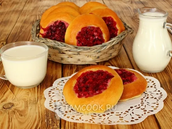 Фото готового блюда: Ватрушки с брусникой