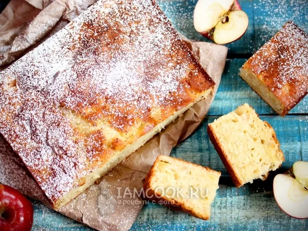 Фото готового блюда: Пирог на кефире с яблоками