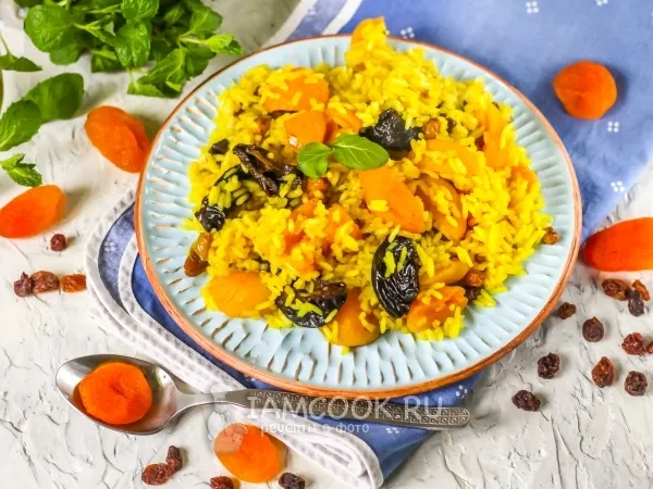 Фото готового блюда: Плов с курагой и черносливом