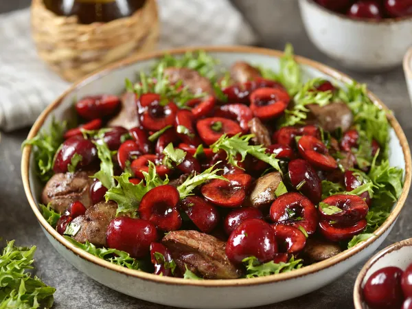 Фото готового блюда: Салат с куриной печенью и черешней