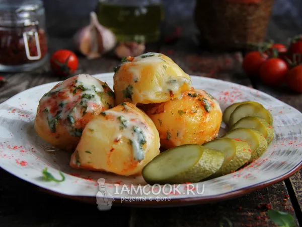 Фото готового блюда: Вареная картошка, обжаренная на сковороде с сыром