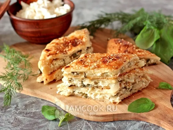 Фото готового блюда: Пирог с луком и творогом на слоеном тесте