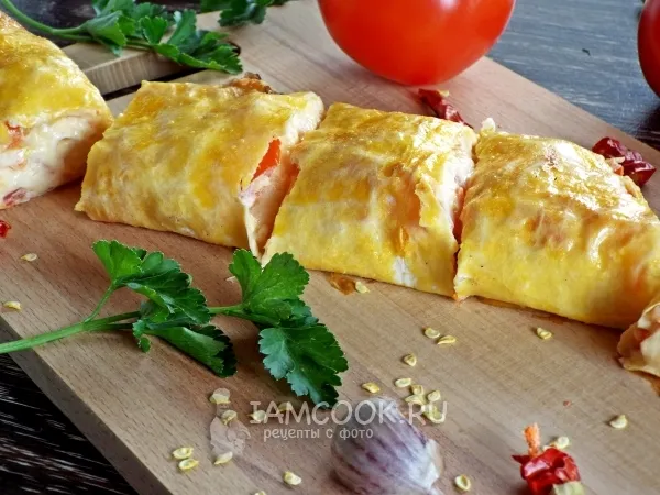 Фото готового блюда: Запеченный рулет из лаваша с сыром и помидорами