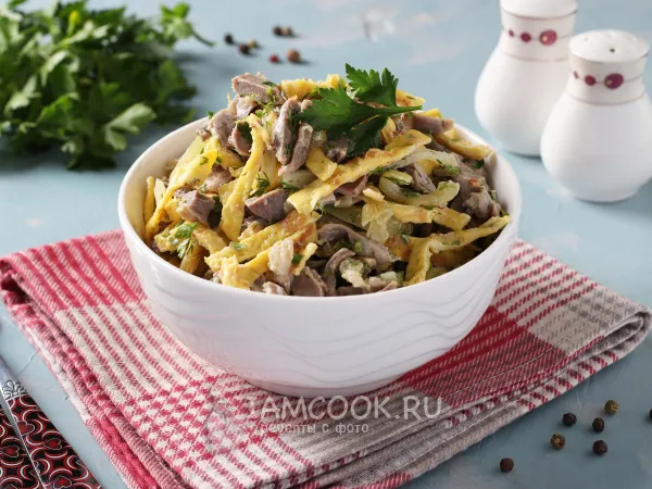 Фото готового блюда: Салат с куриными желудками и яичными блинчиками