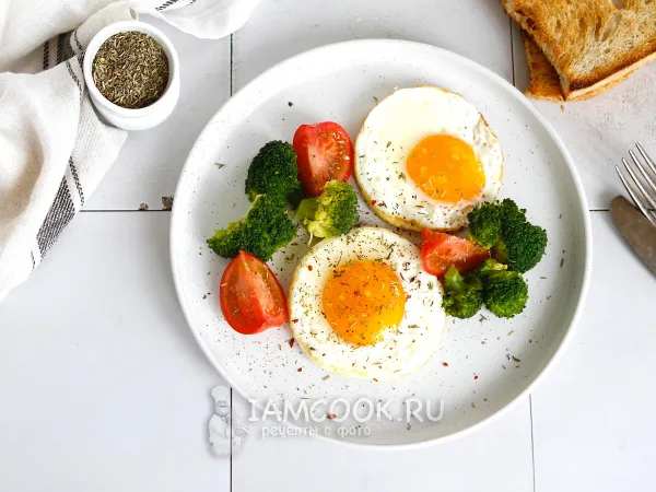 Фото блюда: Яичница с брокколи и помидорами