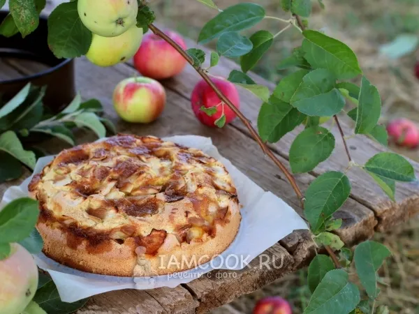 Фото готового блюда: Шарлотка с карамелью