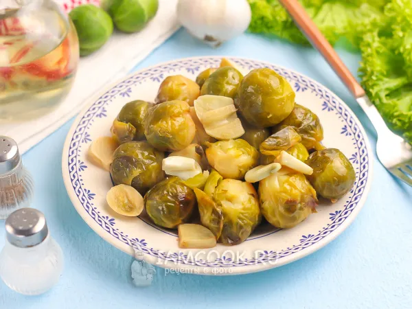 Фото блюда: Брюссельская капуста с чесноком на сковороде