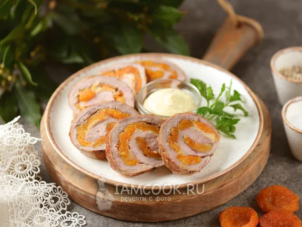 Фото готового блюда: Мясной рулет с курагой