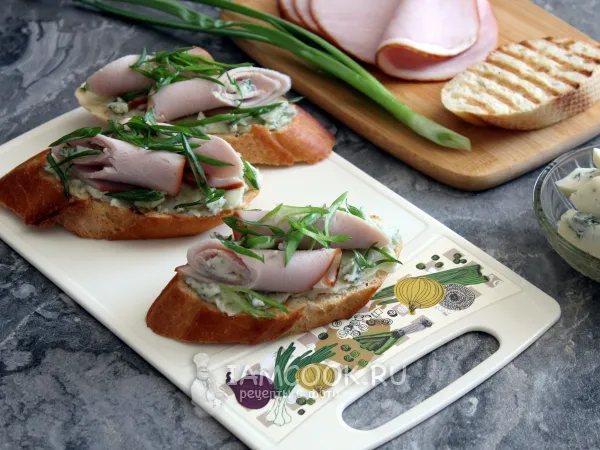 Фото блюда: Брускетта с дорблю, колбасой и зеленью