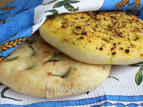 Фото готового блюда: Фокачча тонкая с ароматными травами