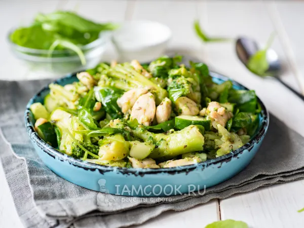 Фото готового блюда: Теплый салат с брокколи и курицей