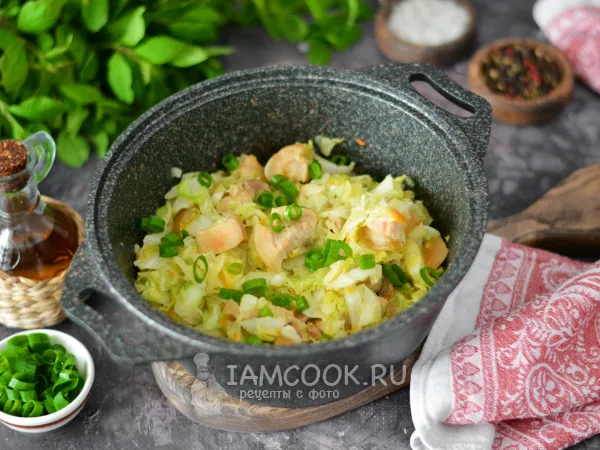 Фото блюда: Тушеная капуста со свининой в казане