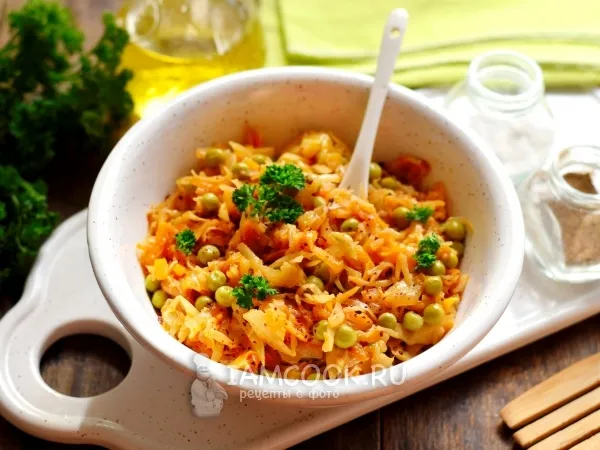 Фото блюда: Тушеная капуста с зеленым горошком