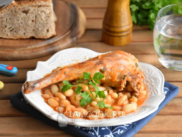 Фото готового блюда: Кролик с фасолью в томатном соусе