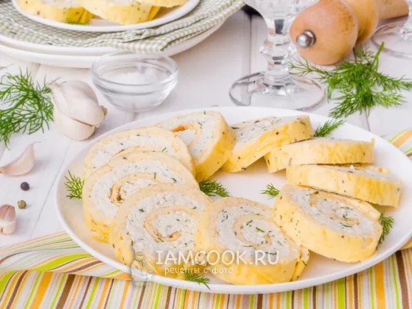 Фото блюда: Рулет из сырного омлета с начинкой