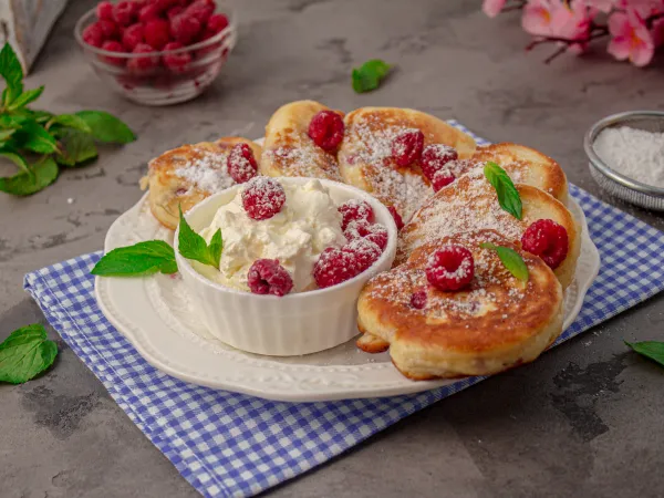 Фото блюда: Оладьи с малиной на молоке