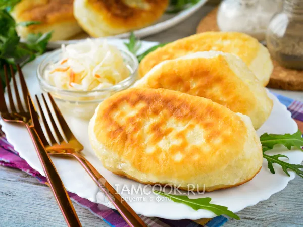 Фото блюда: Жареные пирожки с картошкой и квашеной капустой на сковороде