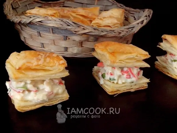 Фото готового блюда: Закусочные слойки с крабовым мясом, сливочным сыром и зеленью