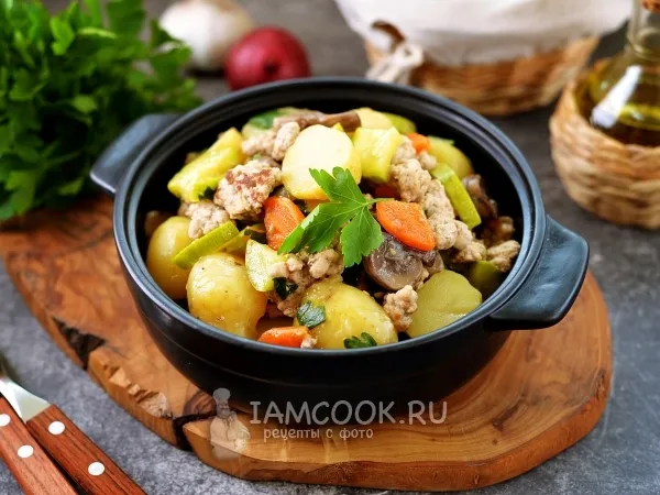 Фото готового блюда: Тушеный молодой картофель с фаршем, кабачками и грибами