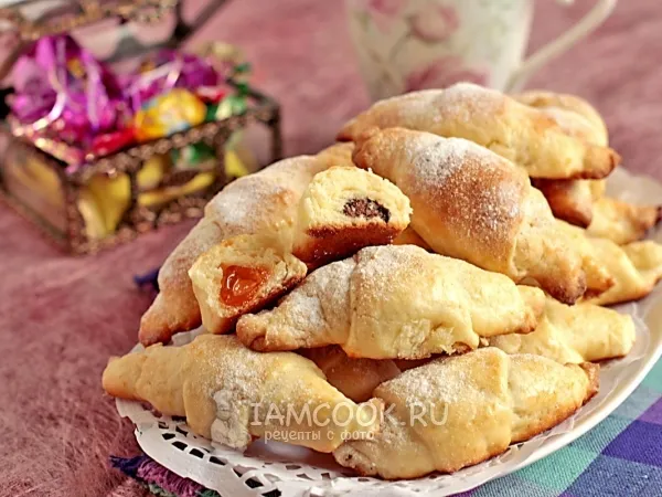 Фото готового блюда: Рогалики на простокваше с конфетами