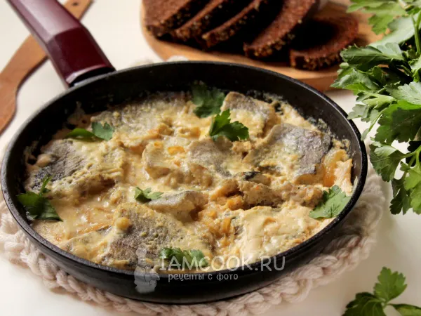 Фото блюда: Минтай в сливках на сковороде