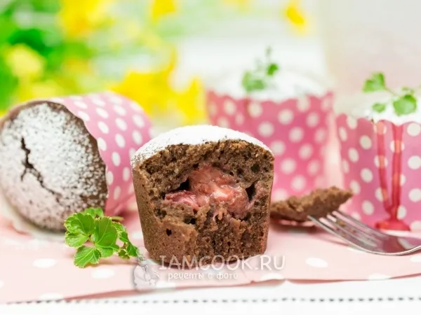 Фото готового блюда: Шоколадные финансье с клубникой