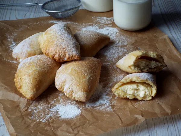 Фото готового блюда: Сочники с творогом без сметаны